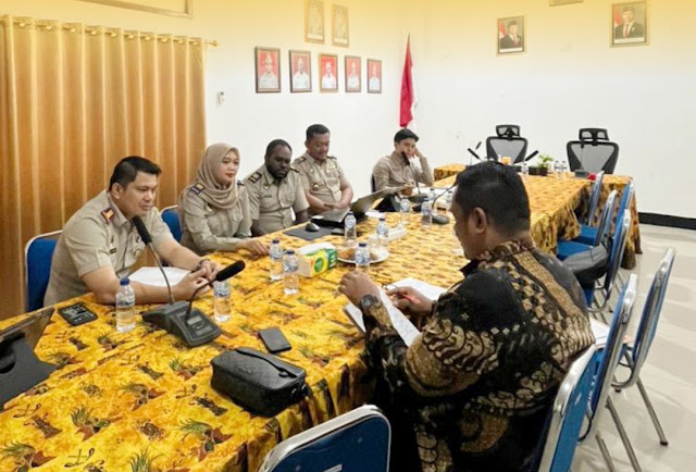 Kantor Pertanahan Kabupaten Merauke Terima Kunjungan Ombudsman Papua dalam Penilaian Kinerja Pelayanan Publik Ombudsman RI Provinsi Papua melakukan kunjungan kerja ke Kantor Pertanahan Kabupaten Merauke dalam rangka penilaian kinerja pelayanan publik. Kepala Kantor Pantoan K.P.H. Tambunan, S.ST., menerima langsung tim yang dipimpin Fernandes J.P. Bonay, S.P., M.H., untuk memastikan pelayanan bebas dari maladministrasi dan semakin berkualitas.