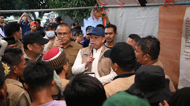 Menteri Nusron Serahkan Bantuan dan Dengarkan Langsung Keluhan Warga Terdampak Banjir Bandang di Agam
