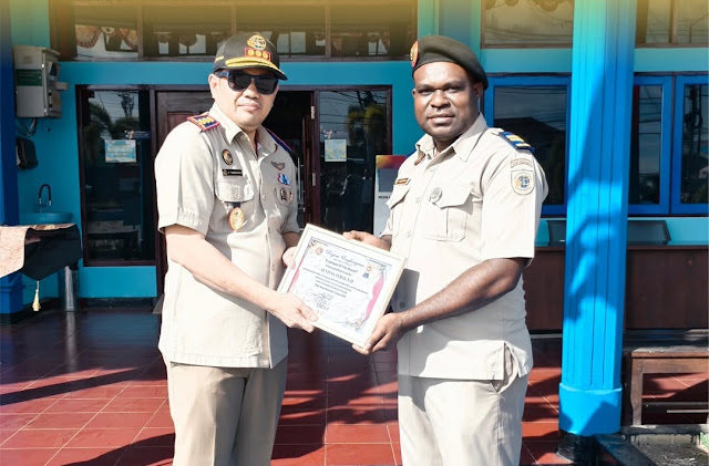 Kantor Pertanahan Merauke Nobatkan Alvons Tebai Sebagai Employee of the Month