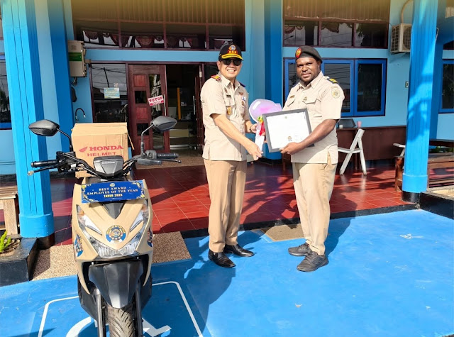 Alvons Tebai Dinobatkan Employee of the Year, Kepala Kantor Pertanahan Merauke Tegaskan Budaya Kinerja Unggul