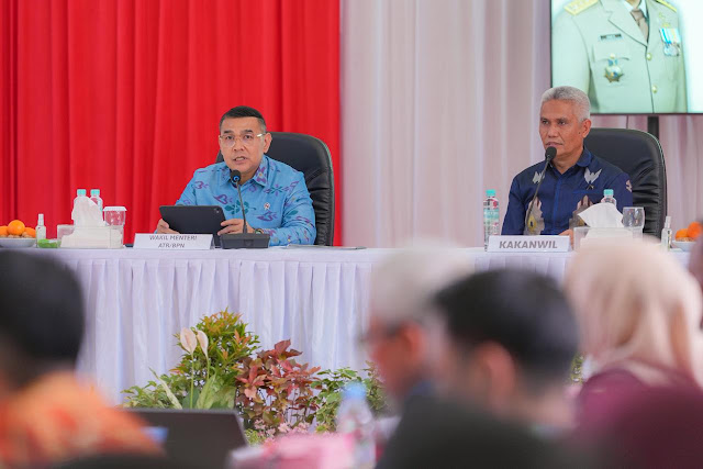 Wamen ATR/BPN Ossy Dermawan Serahkan 13 Sertipikat, Pendaftaran Tanah Sulteng Capai Hampir 50 Persen