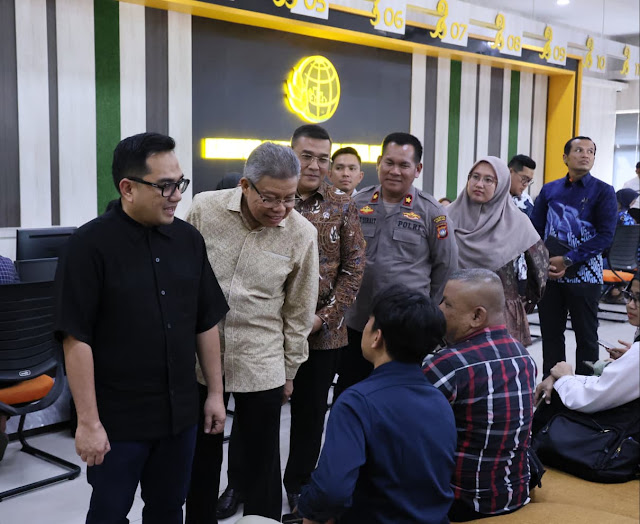 Wamen ATR/BPN dan Komisi II DPR RI Tinjau Layanan Pertanahan di Kantah Batam, Serahkan Sertipikat PTSL