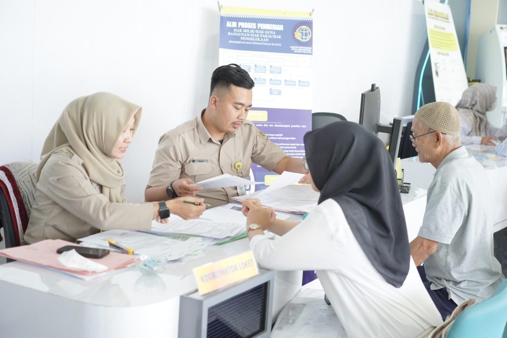 Masyarakat mengambil hasil Peta Bidang Tanah melalui layanan Pengukuran Terjadwal